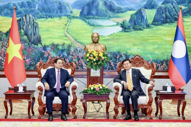 Thủ tướng Phạm Minh Chính chào Tổng Bí thư, Chủ tịch nước Lào - Ảnh 2.