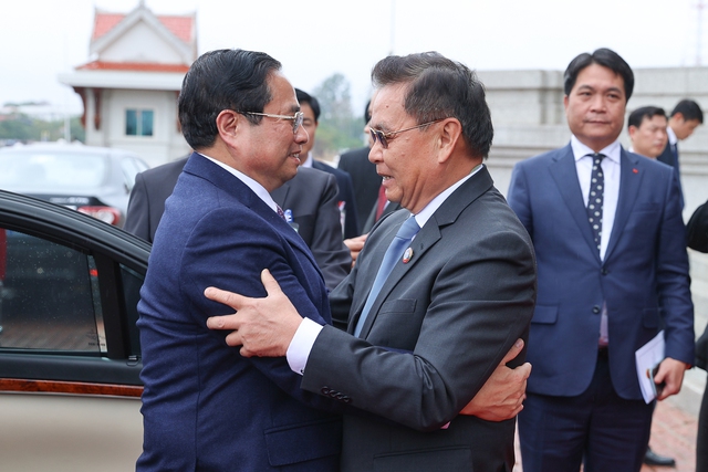 Thủ tướng Phạm Minh Chính hội kiến Chủ tịch Quốc hội Lào - Ảnh 1.