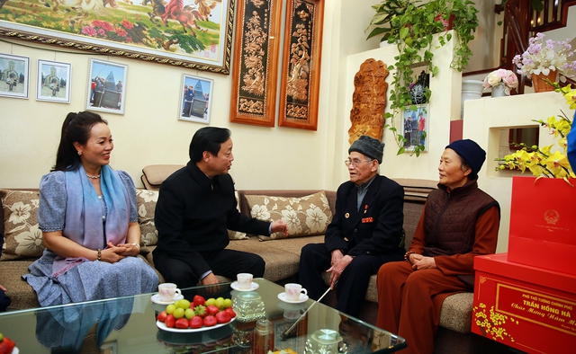 Phó Thủ tướng Trần Hồng Hà thăm, tặng quà hộ nghèo, gia đình chính sách tại Sơn La - Ảnh 4.