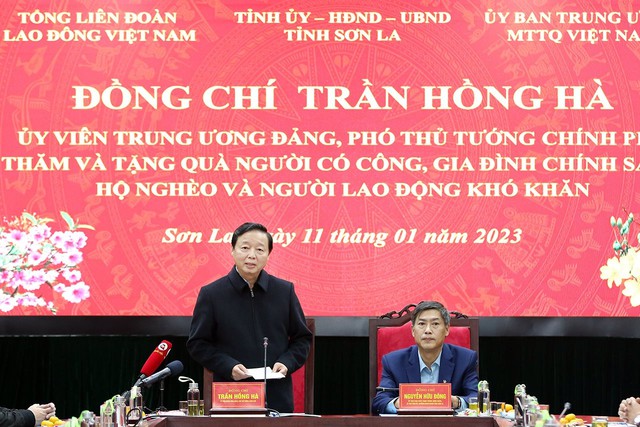 Phó Thủ tướng Trần Hồng Hà thăm, tặng quà hộ nghèo, gia đình chính sách tại Sơn La - Ảnh 1.