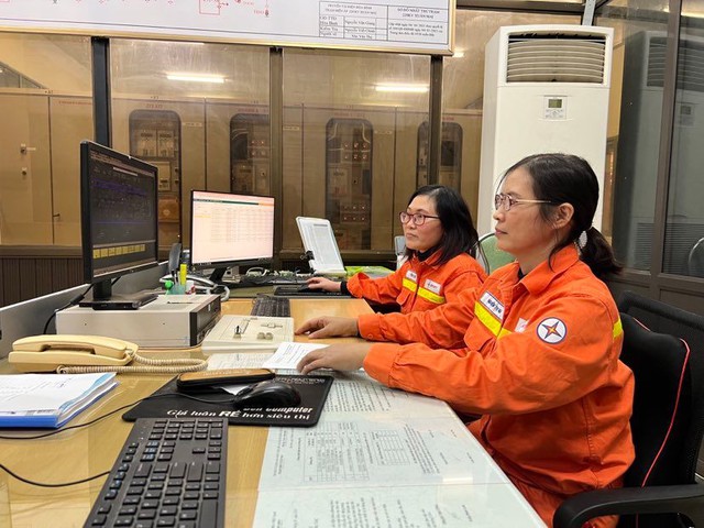 Tết sớm của những người giữ dòng điện cho mùa xuân mới - Ảnh 1. Tết sớm của những người giữ dòng điện cho mùa xuân mới - Ảnh 1.