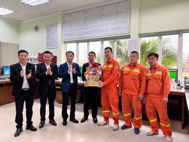 Tết sớm của những người giữ dòng điện cho mùa xuân mới - Ảnh 3. Tết sớm của những người giữ dòng điện cho mùa xuân mới - Ảnh 3.