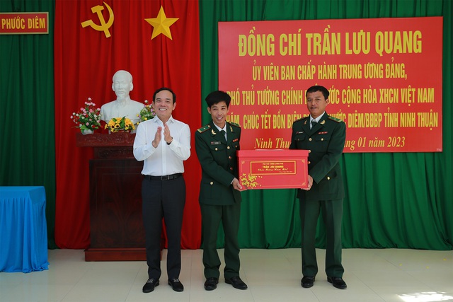 Phó Thủ tướng Trần Lưu Quang tặng quà Tết gia đình chính sách, hộ nghèo tỉnh Ninh Thuận - Ảnh 4.