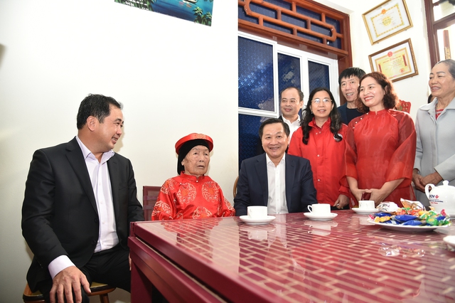 Phó Thủ tướng Lê Minh Khái thăm và chúc tết gia đình chính sách, người lao động Hải Dương - Ảnh 1.