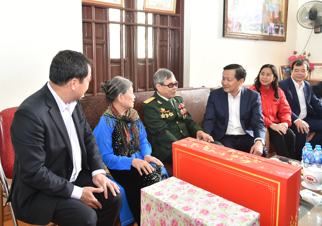 Phó Thủ tướng Lê Minh Khái thăm và chúc tết gia đình chính sách, người lao động Hải Dương - Ảnh 2.