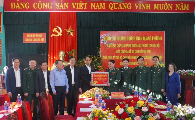 Phó Chủ tịch Quốc hội động viên lực lượng vũ trang trực chiến Tết tại Quảng Trị - Ảnh 1.