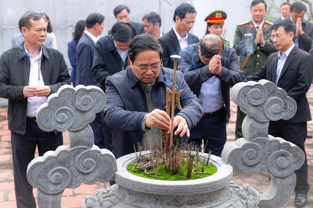 Thủ tướng chúc Tết công nhân lao động, gia đình liệt sĩ tại Nam Định - Ảnh 8.