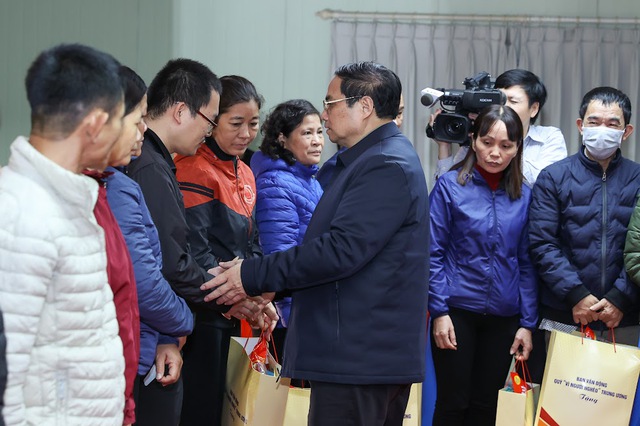 Thủ tướng chúc Tết công nhân lao động, gia đình liệt sĩ tại Nam Định - Ảnh 4.