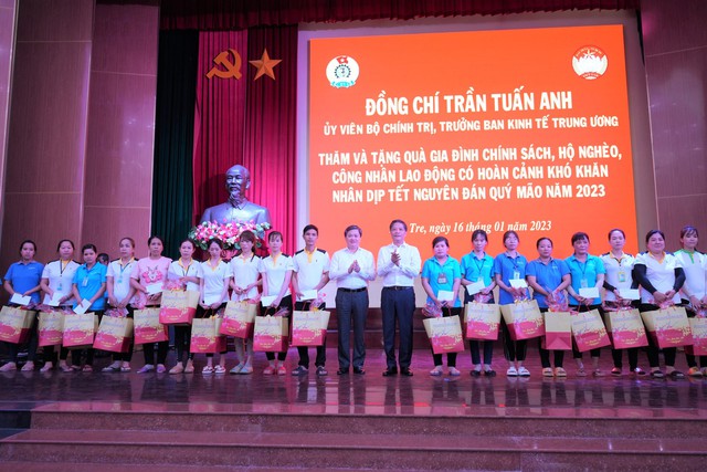 Ban Kinh tế Trung ương chúc Tết Mẹ Việt Nam anh hùng và hộ nghèo tại Bến Tre - Ảnh 2.