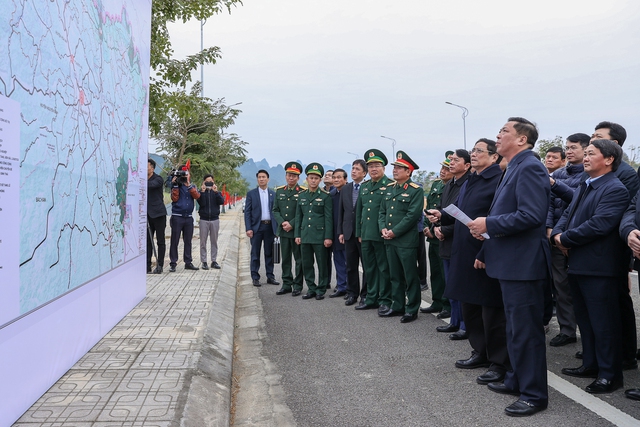 Thủ tướng thăm, chúc Tết mẹ Việt Nam anh hùng, đồng bào, chiến sĩ tại vùng biên giới Cao Bằng - Ảnh 10.