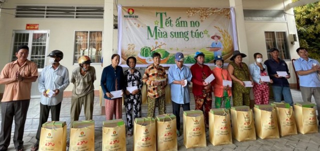 PVCFC mang 'Tết ấm no - Mùa sung túc' đến người dân nơi cực Nam Tổ quốc - Ảnh 1. PVCFC mang 'Tết ấm no - Mùa sung túc' đến người dân nơi cực Nam Tổ quốc - Ảnh 1.