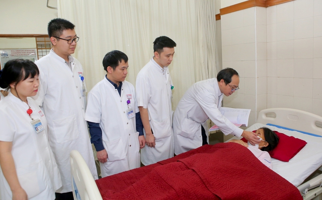 Cứu một trường hợp vỡ giả phình động mạch gan hiêm gặp - Ảnh 2. Cứu một trường hợp vỡ giả phình động mạch gan hiêm gặp - Ảnh 2.