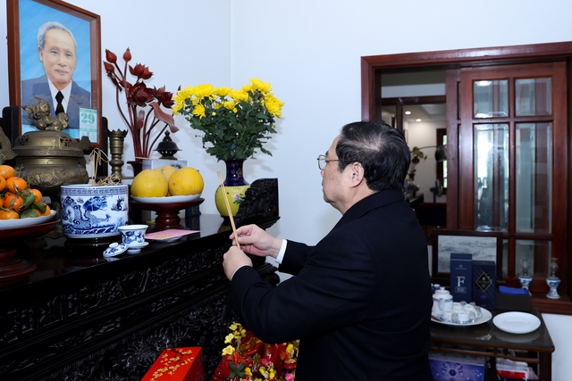 Thủ tướng Phạm Minh Chính dâng hương cố Thủ tướng Phạm Văn Đồng và Đại tướng Võ Nguyên Giáp - Ảnh 1.