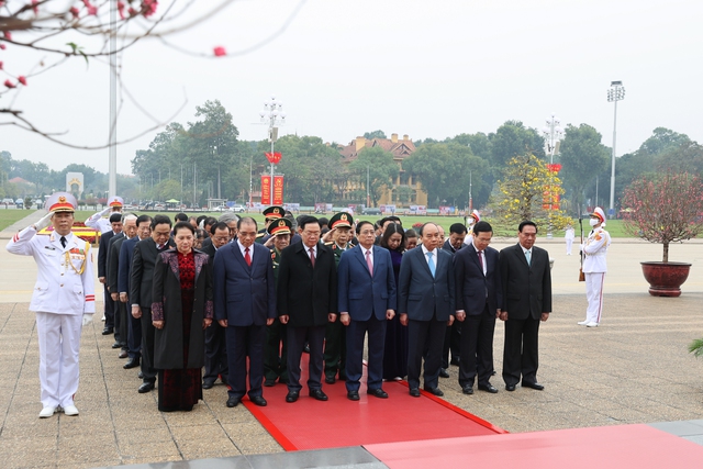 Lãnh đạo Đảng, Nhà nước vào Lăng viếng Chủ tịch Hồ Chí Minh - Ảnh 1.