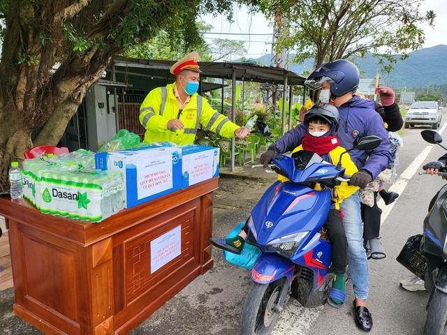 Cảnh sát giao thông giúp người dân vượt đèo Hải Vân về quê ăn Tết - Ảnh 2.