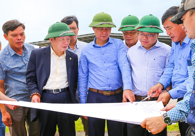 Chủ tịch UBND tỉnh Quảng Trị Võ Văn Hưng (áo xanh giữa) cùng nhà đầu tư kiểm tra thực địa dự án sân bay Quảng Trị