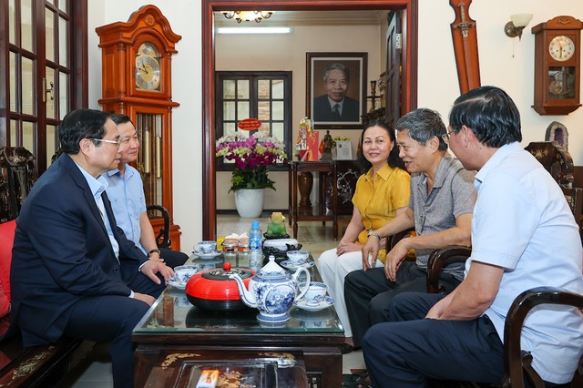 Thủ tướng Phạm Minh Chính dâng hương tưởng nhớ các đồng chí cố Thủ tướng Chính phủ - Ảnh 2.
