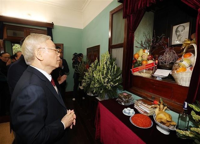 Tổng Bí thư Nguyễn Phú Trọng dâng hương tưởng nhớ Chủ tịch Hồ Chí Minh - Ảnh 1.
