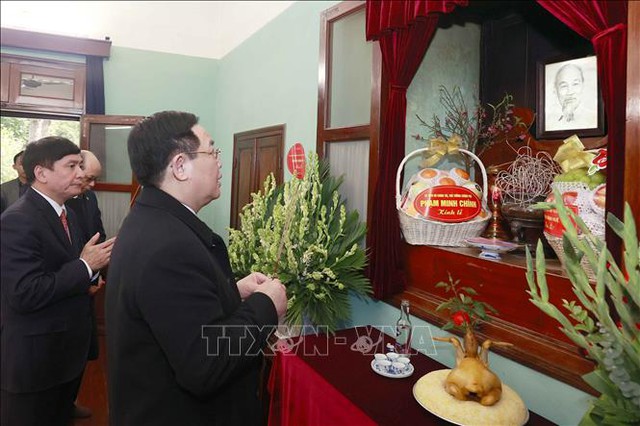 Chủ tịch Quốc hội Vương Đình Huệ dâng hương tưởng niệm Chủ tịch Hồ Chí Minh - Ảnh 1.