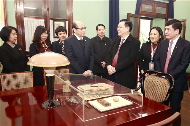 Chủ tịch Quốc hội Vương Đình Huệ dâng hương tưởng niệm Chủ tịch Hồ Chí Minh - Ảnh 3.