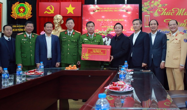 Phó Thủ tướng Trần Hồng Hà thăm, chúc Tết các lực lượng ứng trực đêm Giao thừa - Ảnh 6.