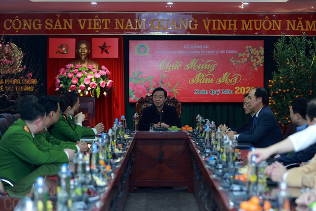 Phó Thủ tướng Trần Hồng Hà thăm, chúc Tết các lực lượng ứng trực đêm Giao thừa - Ảnh 1.