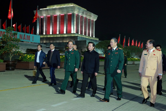 Phó Thủ tướng Trần Hồng Hà thăm, chúc Tết các lực lượng ứng trực đêm Giao thừa - Ảnh 18.
