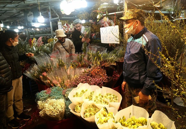 Tấp nập chợ hoa Quảng Bá rạng sáng ngày 30 Tết - Ảnh 2.
