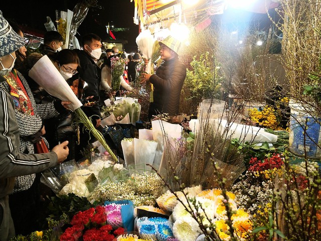 Tấp nập chợ hoa Quảng Bá rạng sáng ngày 30 Tết - Ảnh 3.