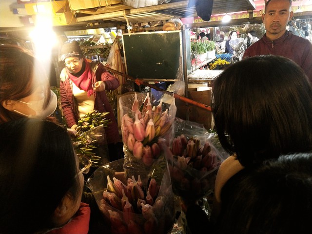 Tấp nập chợ hoa Quảng Bá rạng sáng ngày 30 Tết - Ảnh 5.
