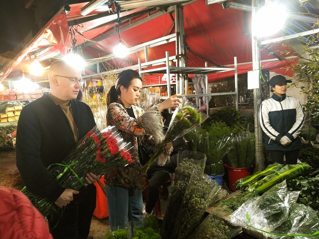 Tấp nập chợ hoa Quảng Bá rạng sáng ngày 30 Tết - Ảnh 6.
