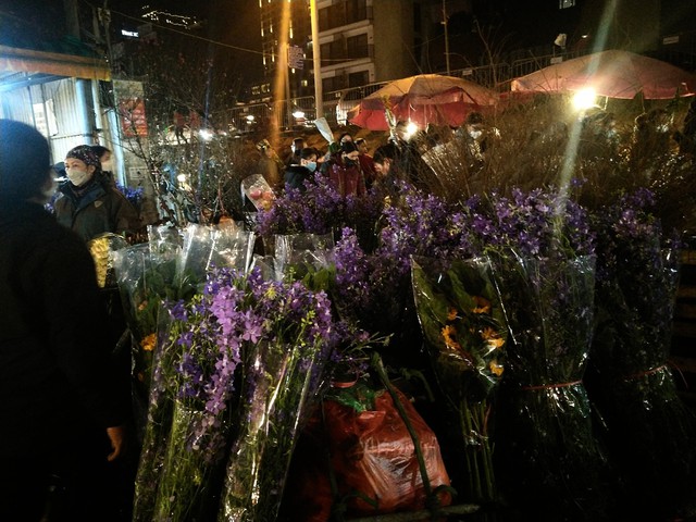 Tấp nập chợ hoa Quảng Bá rạng sáng ngày 30 Tết - Ảnh 14.