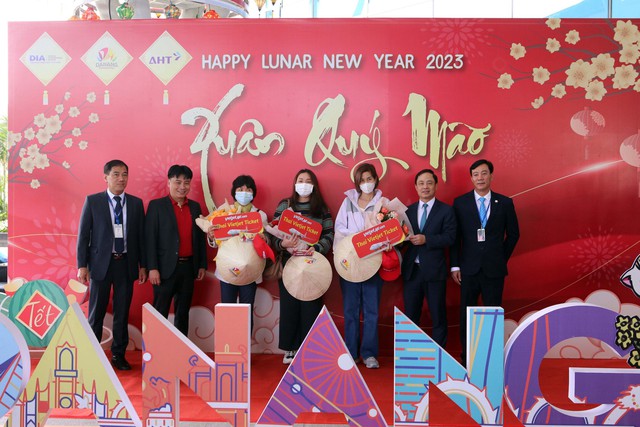 Nhiều đoàn khách quốc tế 'xông đất' đầu năm mới Quý Mão - Ảnh 4. Những du khách quốc tế 'xông đất' đầu năm mới Quý Mão - Ảnh 4.