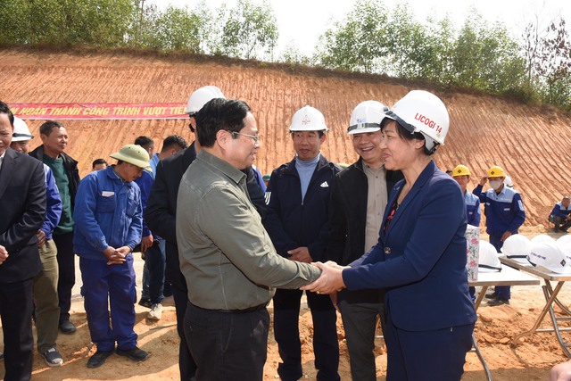 Thủ tướng kiểm tra, đôn đốc dự án cao tốc Tuyên Quang-Phú Thọ, chúc Tết công nhân và người dân khu tái định cư - Ảnh 10.