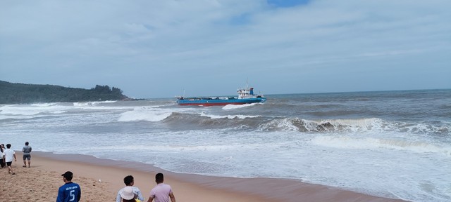 Quảng Ngãi khẩn trương ứng phó nguy cơ 8.000 lít dầu DO tràn ra biển - Ảnh 1.