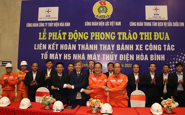 Thi đua hoàn thành thay bánh xe công tác tổ máy số 5 thủy điện Hoà Bình - Ảnh 1. Thi đua hoàn thành thay bánh xe công tác tổ máy số 5 thủy điện Hoà Bình - Ảnh 1.