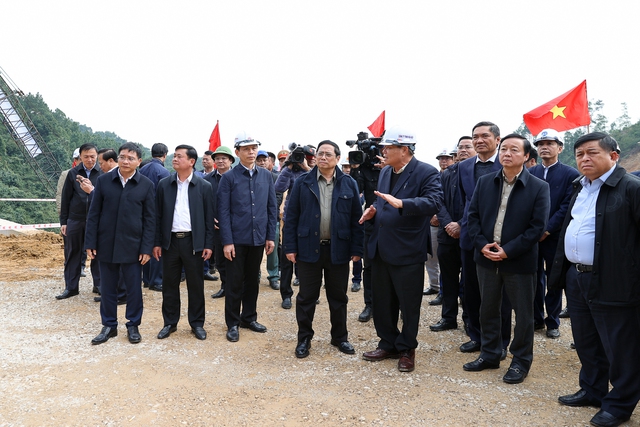 Thủ tướng kiểm tra dự án cao tốc Diễn Châu-Bãi Vọt, thị sát thi công hầm Thần Vũ - Ảnh 4.