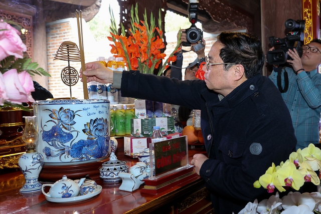 Thủ tướng dâng hương tưởng niệm Chủ tịch Hồ Chí Minh tại Khu Di tích quốc gia đặc biệt Kim Liên - Ảnh 2. Thủ tướng dâng hương tưởng niệm Chủ tịch Hồ Chí Minh tại Khu Di tích quốc gia đặc biệt Kim Liên - Ảnh 2.