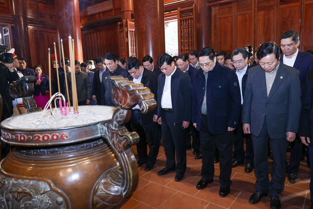 Thủ tướng dâng hương tưởng niệm Chủ tịch Hồ Chí Minh tại Khu Di tích quốc gia đặc biệt Kim Liên - Ảnh 5. Thủ tướng dâng hương tưởng niệm Chủ tịch Hồ Chí Minh tại Khu Di tích quốc gia đặc biệt Kim Liên - Ảnh 5.