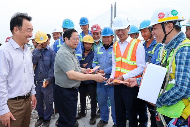 Thủ tướng đôn đốc các dự án cao tốc ĐBSCL, lần thứ 3 thị sát công trường cầu Mỹ Thuận 2 - Ảnh 4.