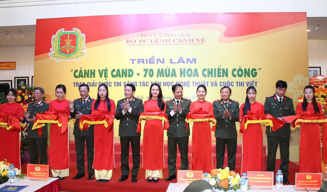Nhiều tư liệu quý về 'Cảnh vệ Công an nhân dân – 70 mùa hoa chiến công' - Ảnh 3. Nhiều tư liệu quý về 'Cảnh vệ Công an nhân dân – 70 mùa hoa chiến công' - Ảnh 3.