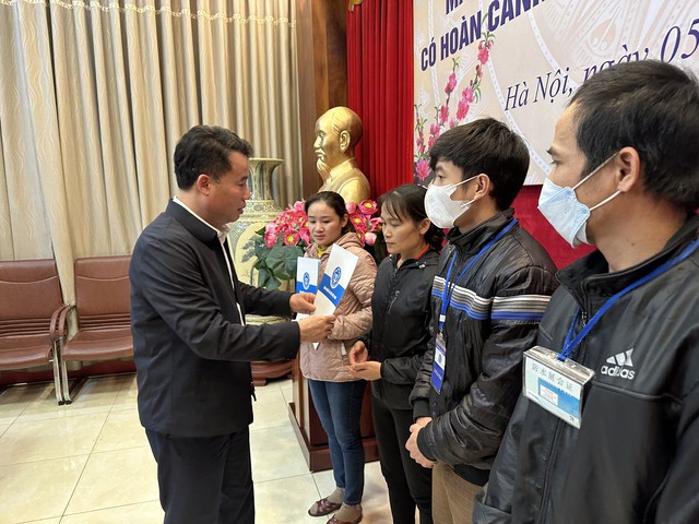Tổng giám đốc BHXH Việt Nam Nguyễn Thế Mạnh trao quà cho các bệnh nhân có thẻ BHYT gặp hoàn cảnh khó khăn