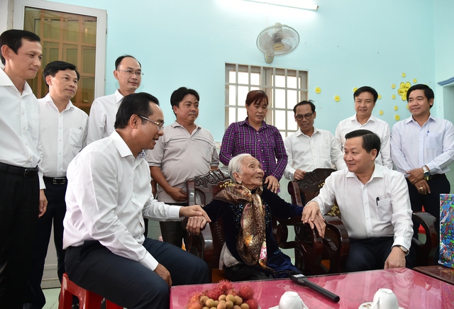 Phó Thủ tướng Lê Minh Khái chúc tết gia đình chính sách, người lao động tỉnh Long An - Ảnh 1.