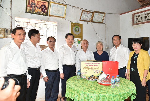 Phó Thủ tướng Lê Minh Khái chúc tết gia đình chính sách, người lao động tỉnh Long An - Ảnh 3.