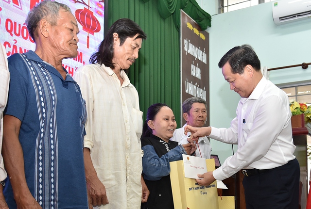 Phó Thủ tướng Lê Minh Khái chúc tết gia đình chính sách, người lao động tỉnh Long An - Ảnh 6.