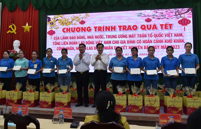 Phó Thủ tướng Lê Minh Khái chúc tết gia đình chính sách, người lao động tỉnh Long An - Ảnh 8.