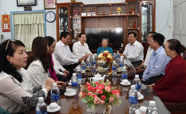 Phó Thủ tướng Lê Minh Khái chúc Tết gia đình chính sách, người lao động, gia đình nghèo tỉnh Cà Mau - Ảnh 1.