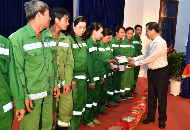 Phó Thủ tướng Lê Minh Khái chúc Tết gia đình chính sách, người lao động, gia đình nghèo tỉnh Cà Mau - Ảnh 6.