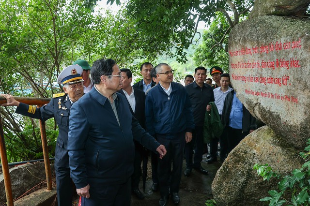 Chùm ảnh: Thủ tướng tưởng niệm các anh hùng, liệt sĩ tại Bến tàu Không số Vũng Rô - Ảnh 4.