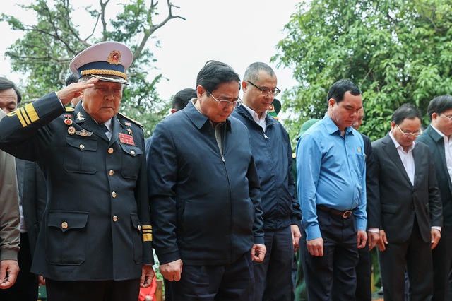 Chùm ảnh: Thủ tướng tưởng niệm các anh hùng, liệt sĩ tại Bến tàu Không số Vũng Rô - Ảnh 7.